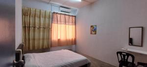 une chambre à l'hôpital avec un lit et une fenêtre dans l'établissement Cozy Nature Homestay - ADS Printing, à Nibung Tebal