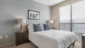 Llit o llits en una habitació de Landing Modern Apartment with Amazing Amenities (ID4179X58)