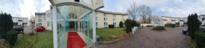 a reflection of a glass house in front of a building at Flörsheimer Hof in Flörsheim am Main