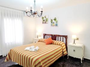 1 dormitorio con 1 cama con 2 toallas en Casa Rural Celia, en Ayna
