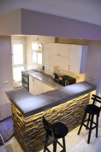 Kuchyň nebo kuchyňský kout v ubytování Luxury apartment Madinaty families Only