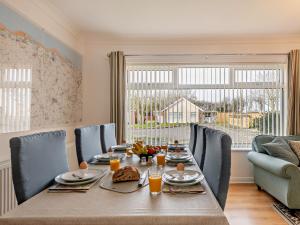 uma sala de jantar com mesa e cadeiras em 3 Bed in Heacham 84044 em Heacham