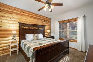 um quarto com uma cama e uma ventoinha de tecto em Deer Valley em Branson