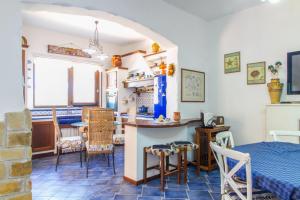 - une cuisine et une salle à manger avec une table et des chaises dans l'établissement Villa Zaffiro, à Pollina