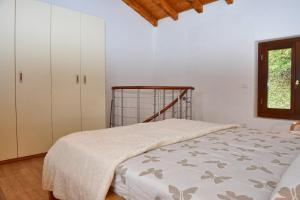 - une chambre avec un lit et une fenêtre dans l'établissement Tenuta Valle degli Ulivi by Wonderful Italy, à Bellagio
