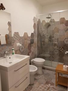 een badkamer met een toilet en een douche bij Il mare in valigia in Imperia