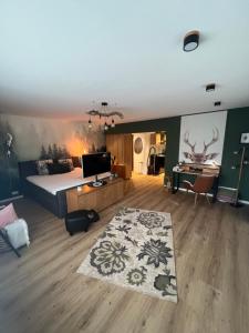 een slaapkamer met een bed en een woonkamer bij City Apartment Baden-Baden in Baden-Baden