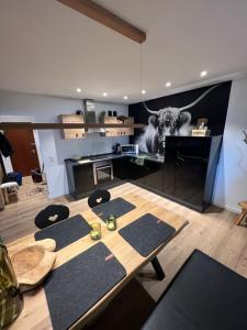 een kamer met een tafel met een stier aan de muur bij City Apartment Baden-Baden in Baden-Baden