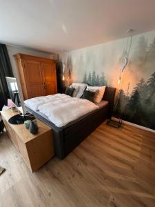een slaapkamer met een bed en een schilderij aan de muur bij City Apartment Baden-Baden in Baden-Baden