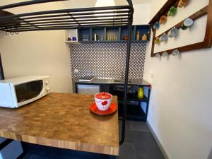 una pequeña cocina con mesa y microondas en Casa Silvia, en Abetone