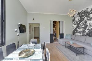 a living room with a table and a couch at 114 Suite Deby - Superbe Appartement à Paris in Paris