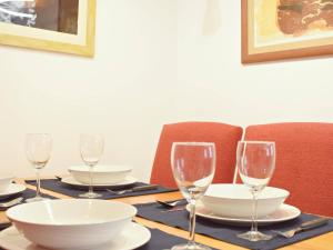 Nápoje v ubytovaní Fantástico apartamento de dos dormitorios en el Soho