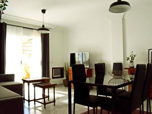 a living room with a table and chairs at Magnífico ático frente al mar en Ricón de la Victoria in Rincón de la Victoria