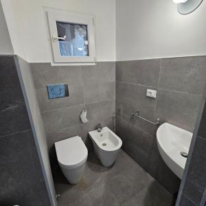 La salle de bains est pourvue de toilettes et d'un lavabo. dans l'établissement heart of milan Apartment, à Milan