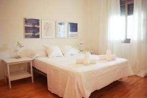 a bedroom with two beds with white sheets at Coqueto Apartamento Cerca del Centro Histórico in Málaga