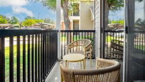 En balkon eller terrasse på Landing Modern Apartment with Amazing Amenities (ID9569X24)
