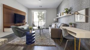 ein Wohnzimmer mit einem Sofa und einem Tisch in der Unterkunft Landing - Modern Apartment with Amazing Amenities (ID6298X53) in Parker