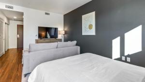 ein Wohnzimmer mit einem Bett und einem Sofa in der Unterkunft Landing Modern Apartment with Amazing Amenities (ID7082X14) in Portland