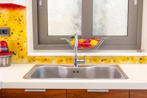 ハニア・タウンにあるSeaty Luxury apartmentのキッチンシンク(フルーツ入り) +17枚の写真