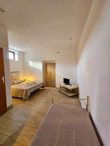 A bed or beds in a room at LAPALMAS Apartments - in centro a Malfa