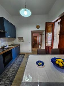 A kitchen or kitchenette at LAPALMAS Apartments - in centro a Malfa