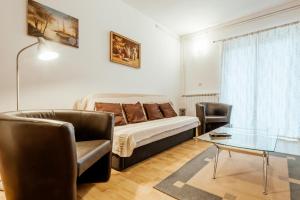Posezení v ubytování Apartment Oliva with swimming pool + 13 fotografií