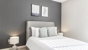ein Schlafzimmer mit einem Bett und zwei Bildern an der Wand in der Unterkunft Landing - Modern Apartment with Amazing Amenities (ID8814) in Boulder