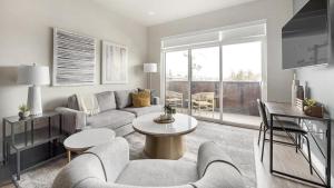 uma sala de estar com um sofá e uma mesa em Landing - Modern Apartment with Amazing Amenities (ID7703X6) em Salt Lake City