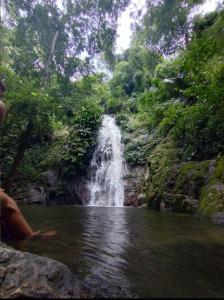 uma cascata no meio de um rio em tukamping em Minca