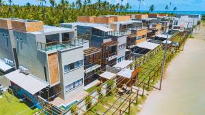 an aerial view of a building on the beach at Casa Lanai - Perto de Restaurantes e da Capela Milagres - Internet 300 Mbs in São Miguel dos Milagres