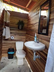 La salle de bains est pourvue de toilettes et d'un lavabo. dans l'établissement tukamping, à Minca
