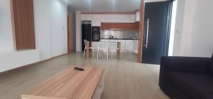sala de estar con mesa y cocina en Ondas Relax House en Praia