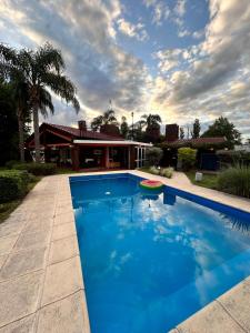 una gran piscina azul frente a una casa en El Recuerdo en Villa Urquiza