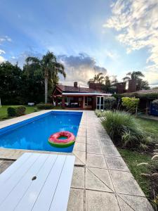 una casa con una piscina con una sandía delante de ella en El Recuerdo en Villa Urquiza
