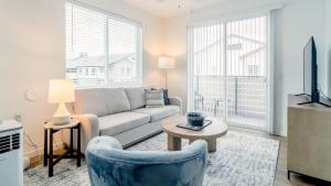 - un salon avec un canapé et une télévision dans l'établissement Landing - Modern Apartment with Amazing Amenities (ID5770X40), à Everett