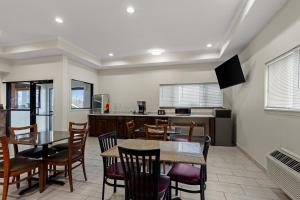 Kuchyň nebo kuchyňský kout v ubytování Red Lion Inn & Suites Caseyville