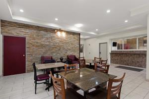 Kuchyň nebo kuchyňský kout v ubytování Red Lion Inn & Suites Caseyville + 17 fotografií