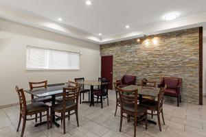 Posezení v ubytování Red Lion Inn & Suites Caseyville