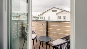 - un balcon avec des chaises et une table dans l'établissement Landing - Modern Apartment with Amazing Amenities (ID5770X40), à Everett