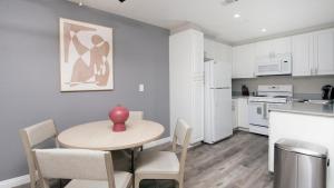 cocina con mesa y sillas en una habitación en Landing - Modern Apartment with Amazing Amenities (ID8704X95), en Redlands
