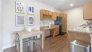 Virtuvė arba virtuvėlė apgyvendinimo įstaigoje Landing - Modern Apartment with Amazing Amenities (ID9888X06)