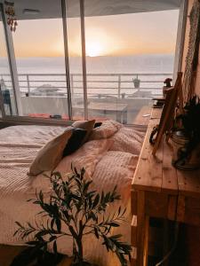 a bedroom with a bed and a view of the ocean at Vista panoramica increible in Viña del Mar