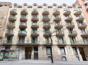 バルセロナにあるOla Living Hostal Diagonalの大きな窓のある建物
