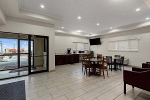 - une cuisine et une salle à manger avec une table et des chaises dans l'établissement Red Lion Inn & Suites Caseyville, à Caseyville