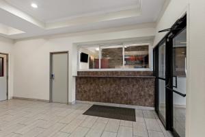 Kuchyň nebo kuchyňský kout v ubytování Red Lion Inn & Suites Caseyville