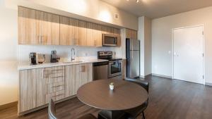 Una cocina o cocineta en Landing - Modern Apartment with Amazing Amenities (ID4319X92)
