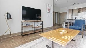 - un salon avec une table et une télévision dans l'établissement Landing - Modern Apartment with Amazing Amenities (ID7923X25), à Spring Hill
