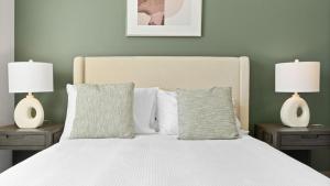 - une chambre avec un lit blanc et 2 lampes dans l'établissement Landing - Modern Apartment with Amazing Amenities (ID7923X25), à Spring Hill