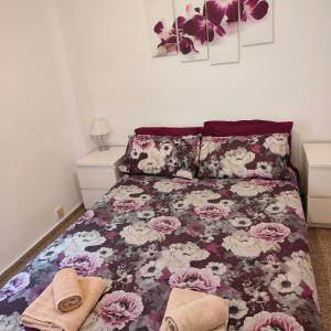 a bedroom with a bed with two towels on it at Relaxed Space in the beach in Puerto de Sagunto +8 photos