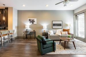 een woonkamer met een bank en een tafel bij Landing - Modern Apartment with Amazing Amenities (ID2257) in Dallas